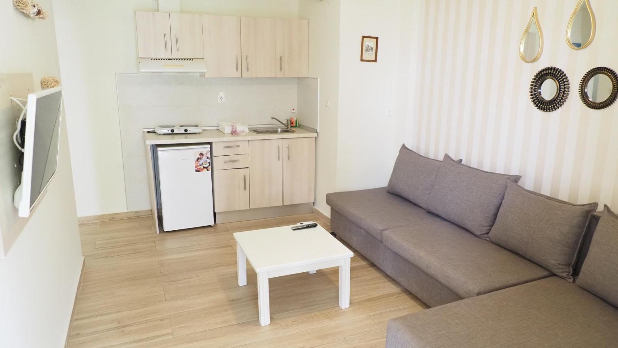 Leonidas Apartments And Suites Мола-Калива Экстерьер фото
