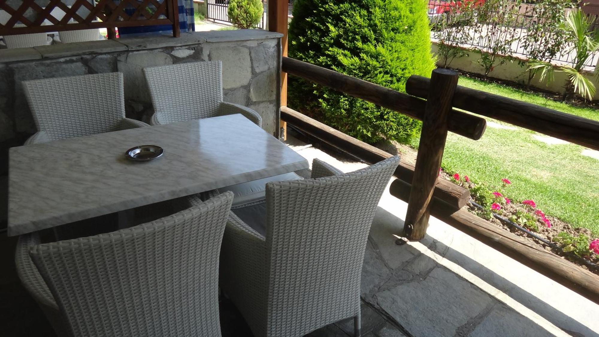 Leonidas Apartments And Suites Мола-Калива Экстерьер фото
