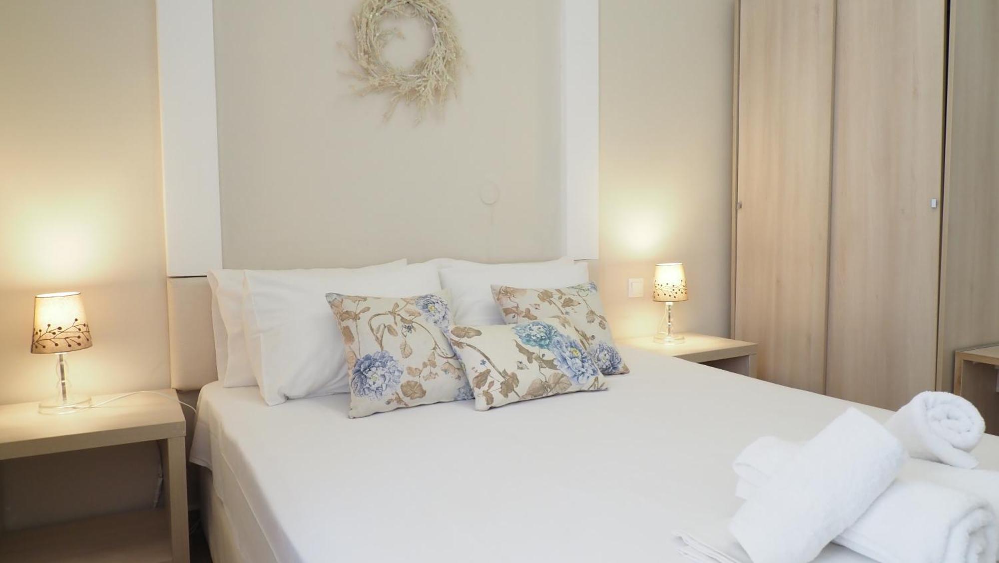 Leonidas Apartments And Suites Мола-Калива Экстерьер фото