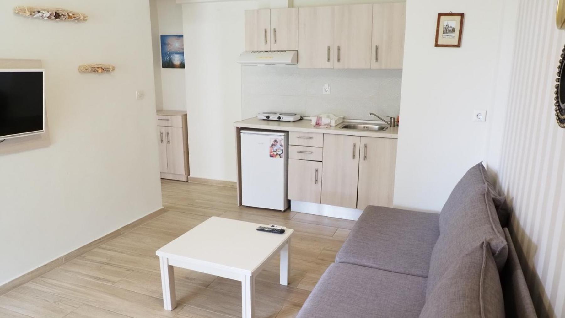 Leonidas Apartments And Suites Мола-Калива Экстерьер фото