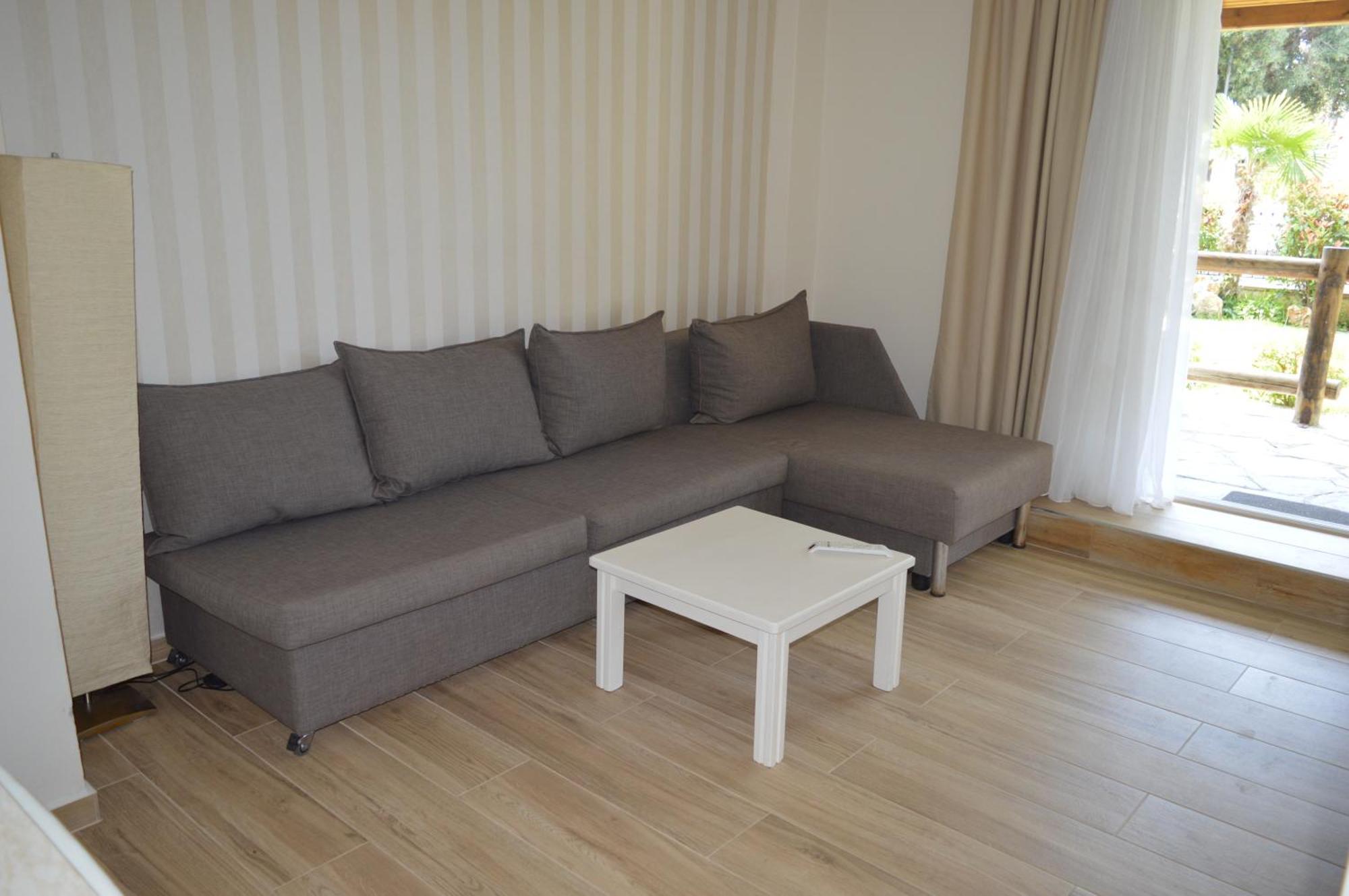 Leonidas Apartments And Suites Мола-Калива Экстерьер фото