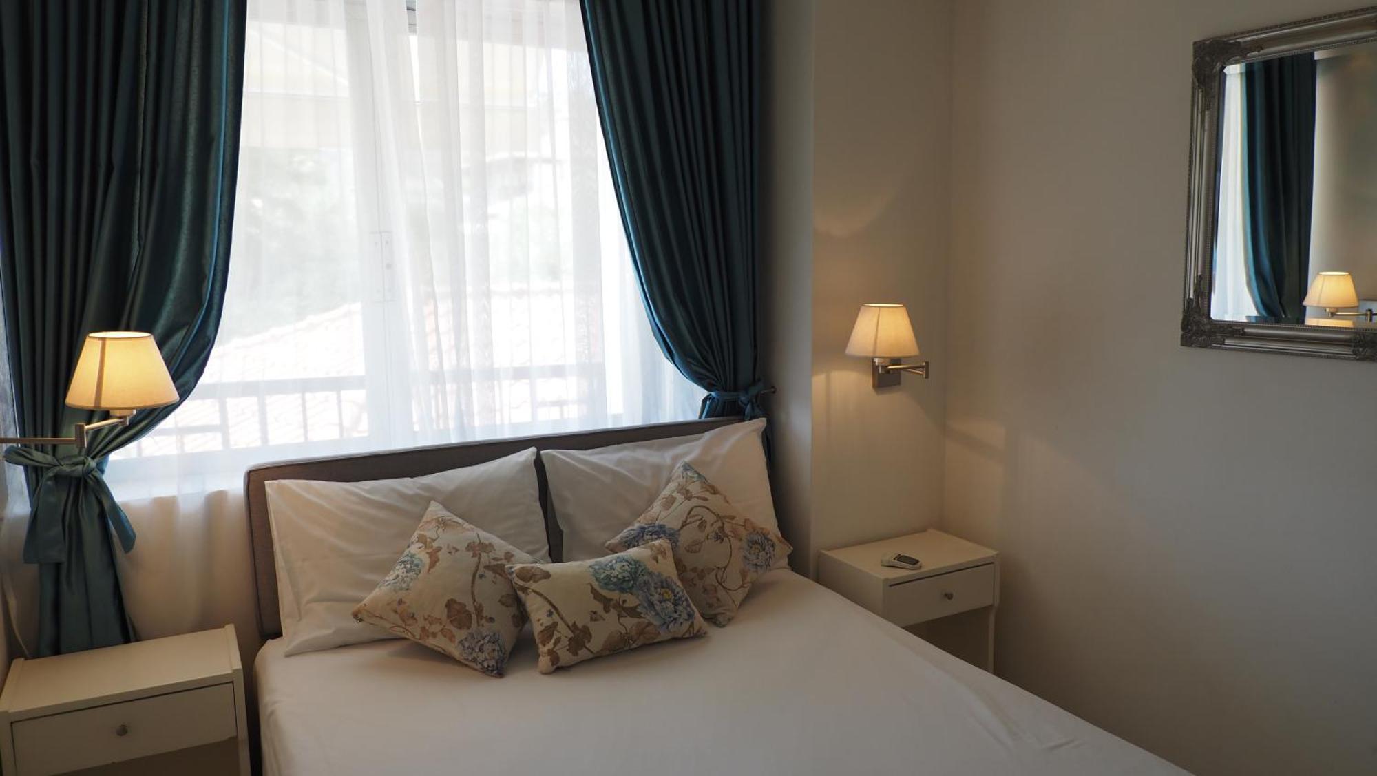 Leonidas Apartments And Suites Мола-Калива Экстерьер фото