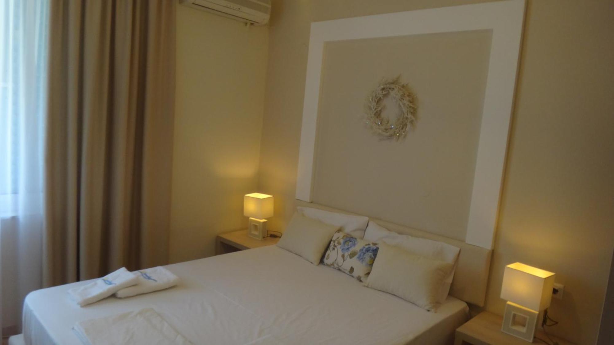 Leonidas Apartments And Suites Мола-Калива Экстерьер фото